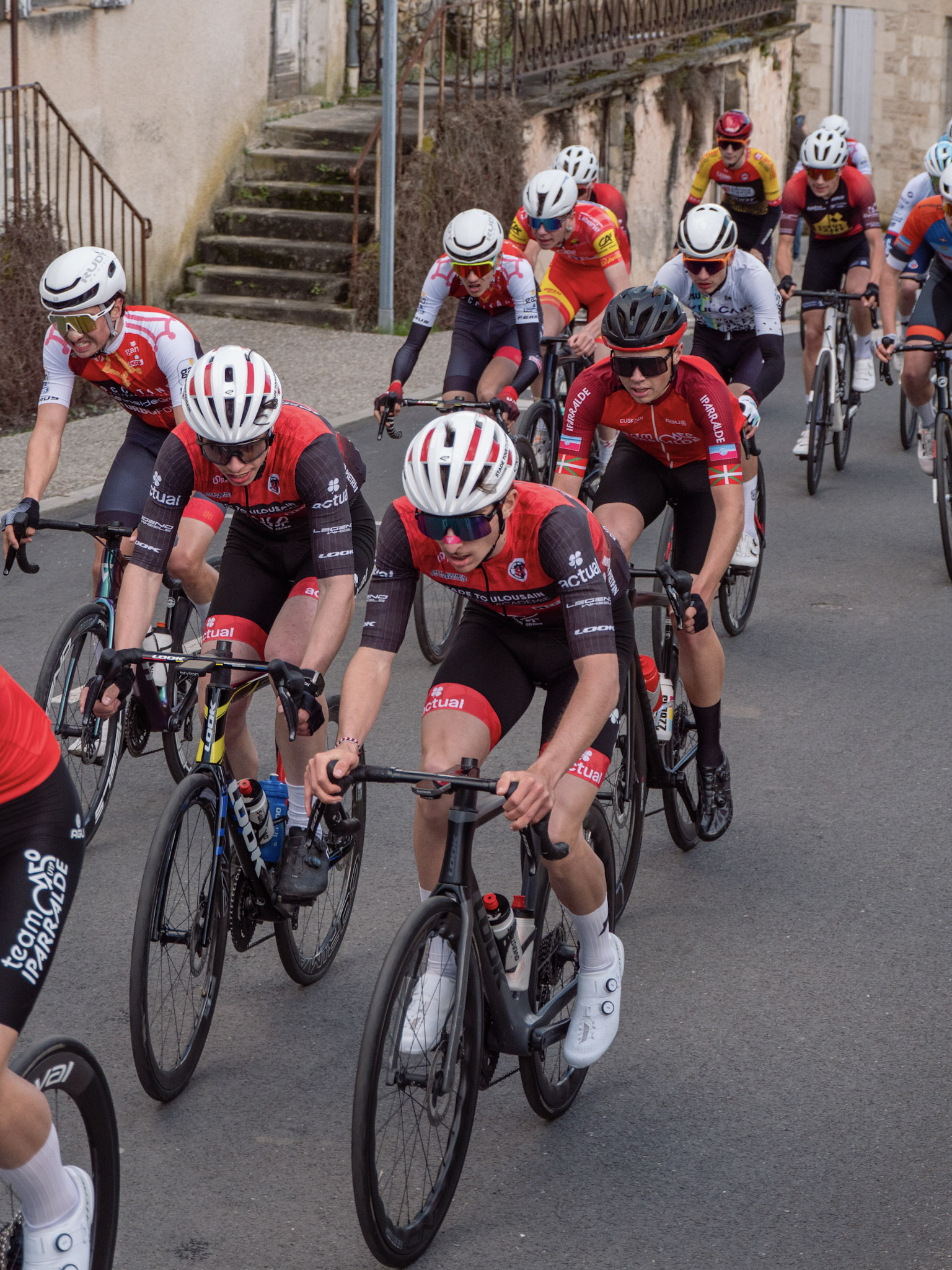 Groupe de coureurs du Stade Toulousain Cyclisme Académie en pleine ascension