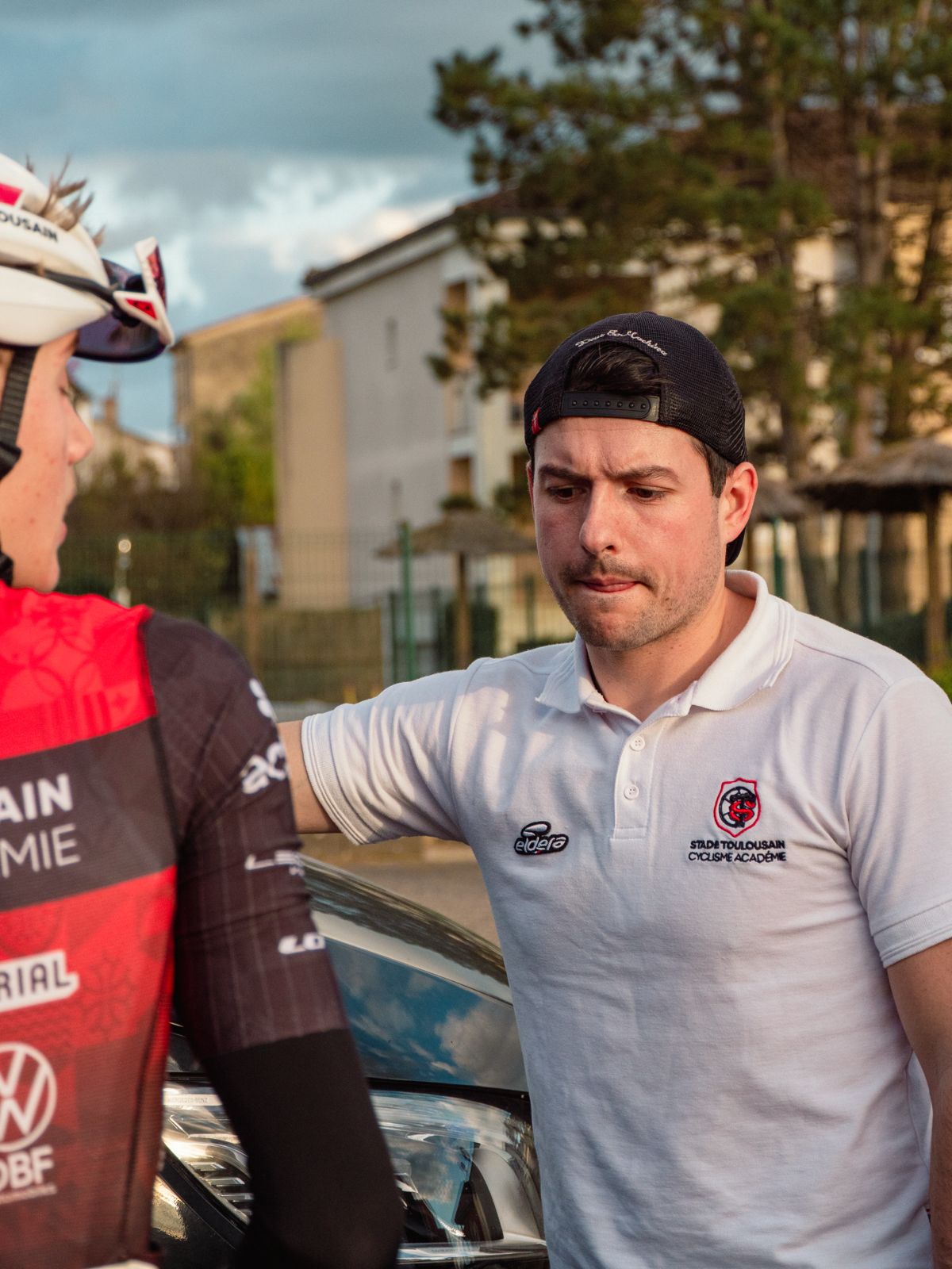 Échange entre un coureur et un membre du staff en fin de journée